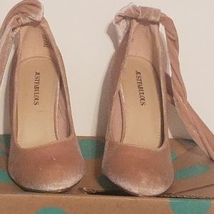 Women's Peach Just Fab Heels. Size 5.